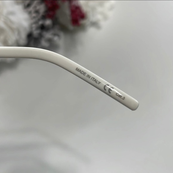 Saint Laurent sunglasses white, very good condition, comes with case. - Picture 6 of 6